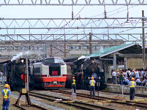 D51 498 と C57 180 の同時発車 会津若松駅